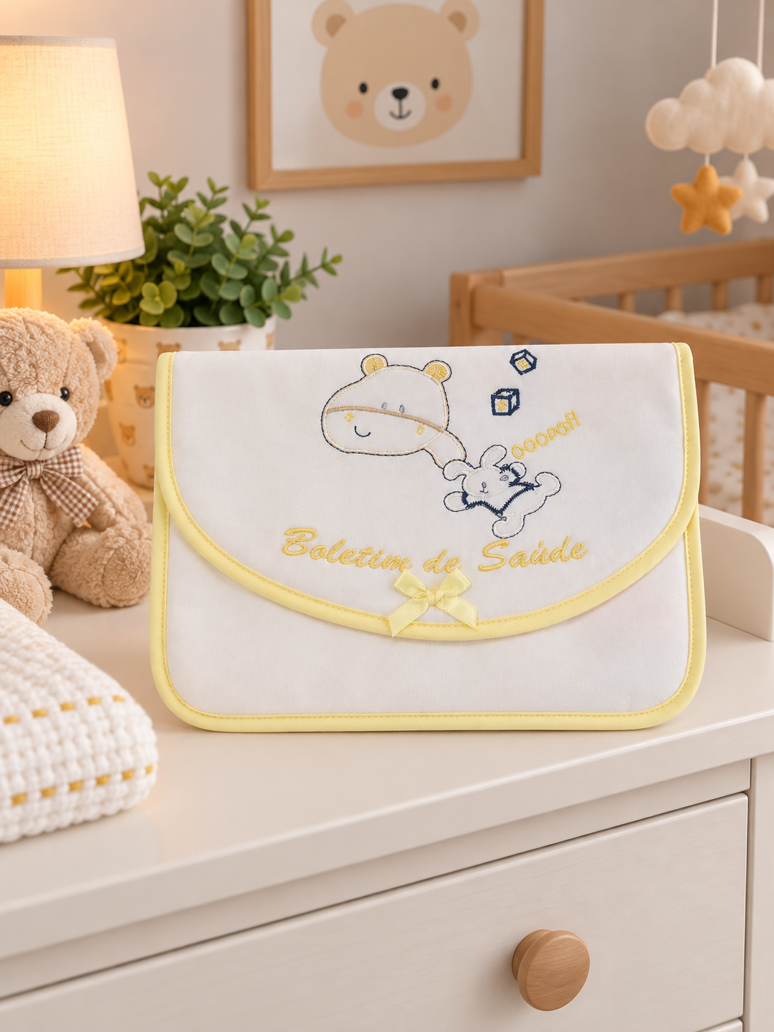 Bolsa branca com bordado de urso e coelho para boletim de saúde