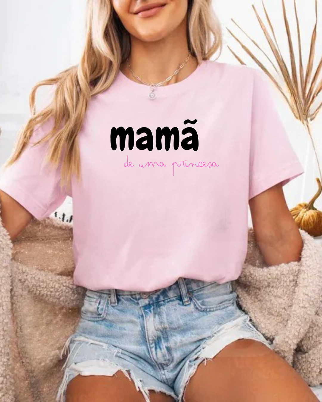T-shirt rosa com texto 'mamã de uma princesa' e calções de ganga