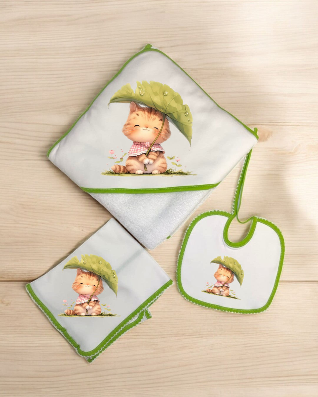 Conjunto de toalha, toalhita e babete com desenho de gato e folhas verdes