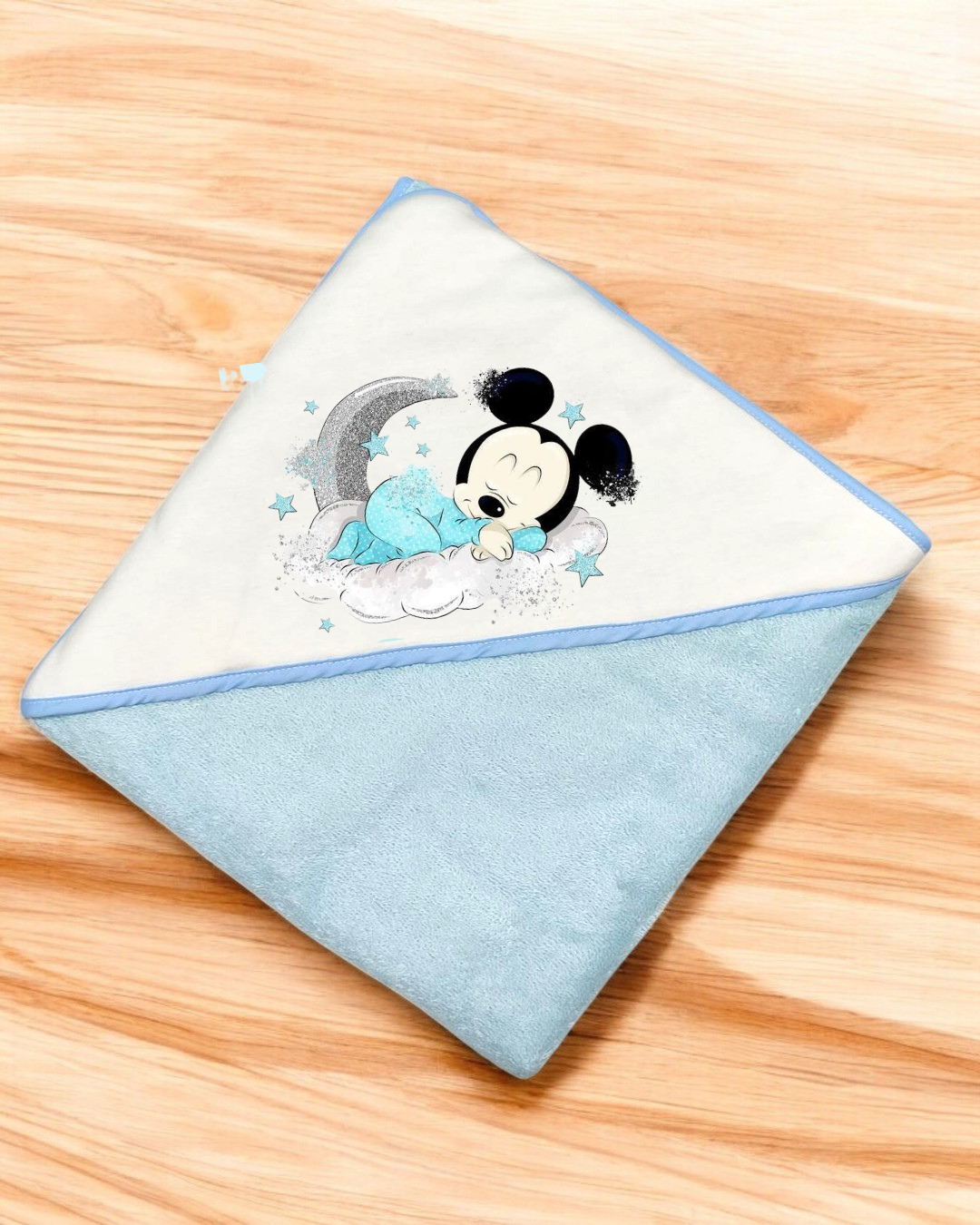 Toalha de banho de bebé azul e branca com capuz e desenho do bebé Mickey Mouse a dormir