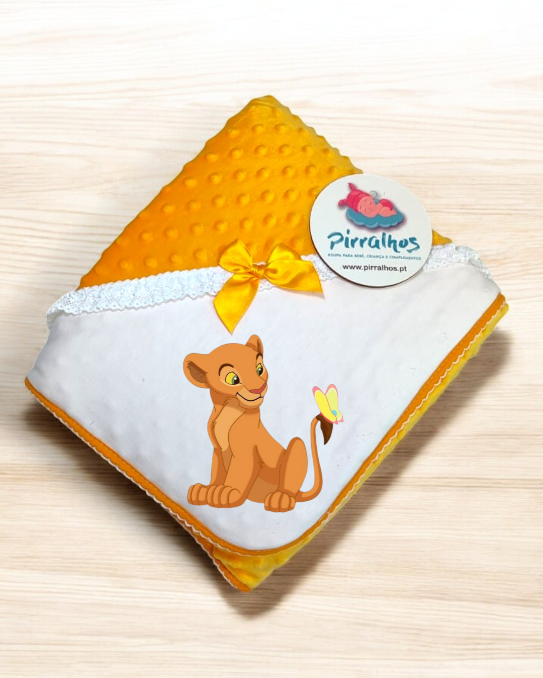 Manta de bebé amarela com textura, laço e desenho de leão