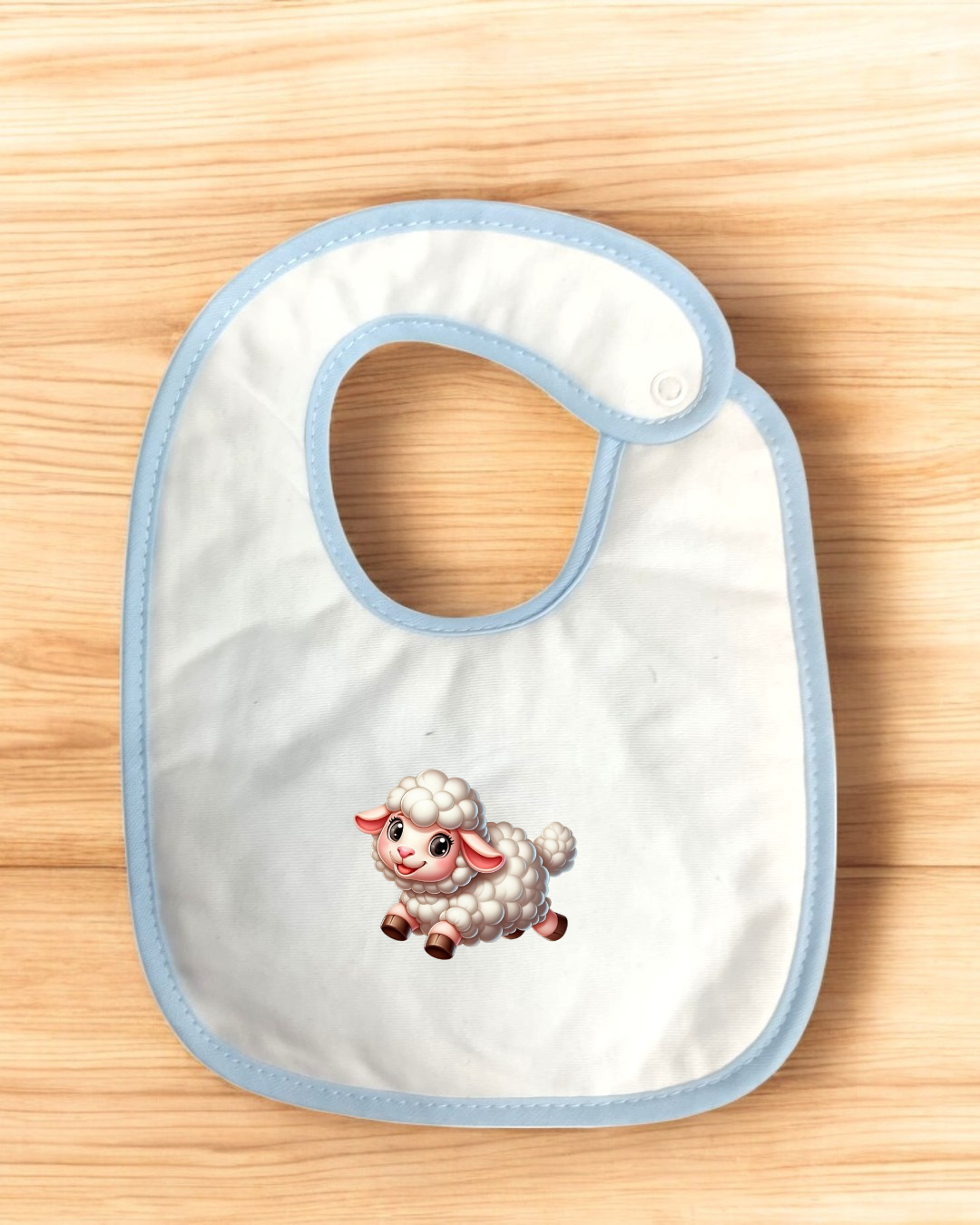 Babete de bebé branco com borda azul e carneiro desenhado