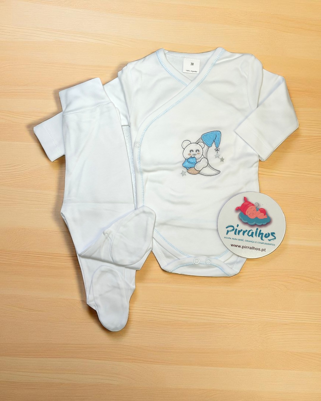 Conjunto de roupa de bebé branca com desenho de ursinho e autocolante Pirilhinhos