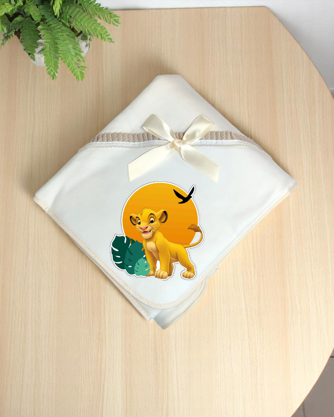 Manta branca com laço creme e estampa do Simba do Rei Leão