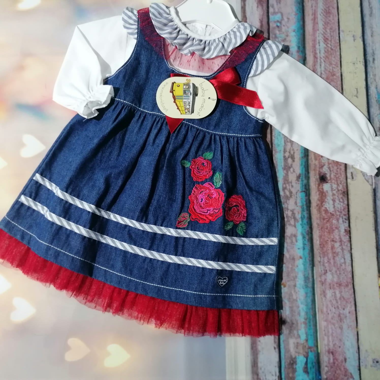 Vestido infantil azul com flores bordadas e camisa branca de mangas compridas