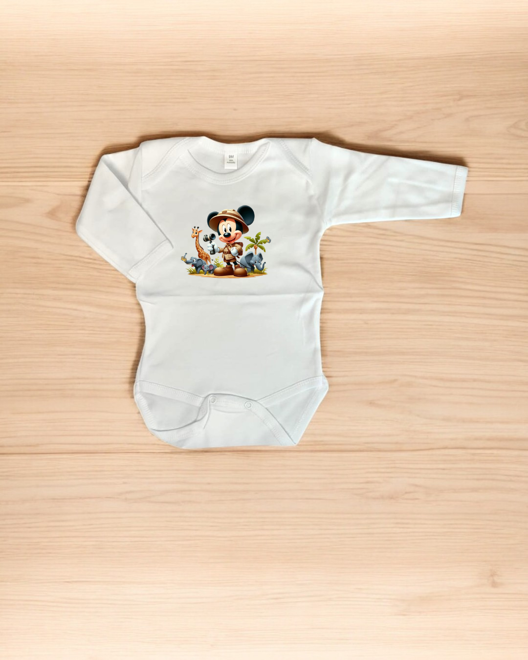 Body de bebé branco com estampa do Mickey Mouse explorador