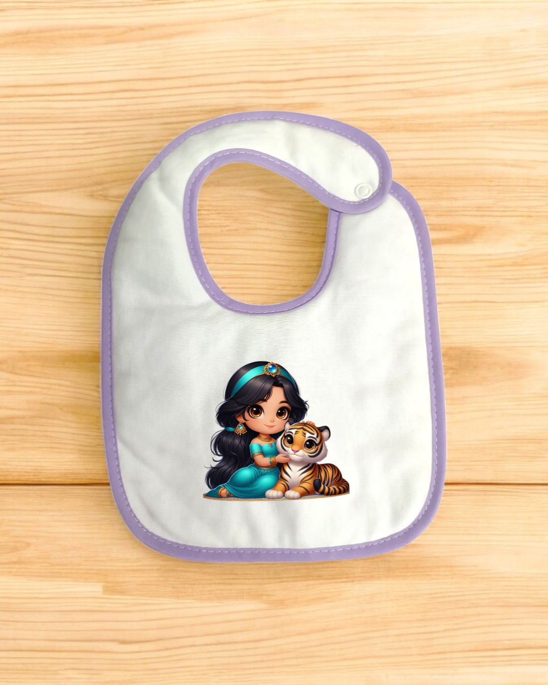 Babete branco com bordas roxas e ilustração de personagem cartoon com tigre