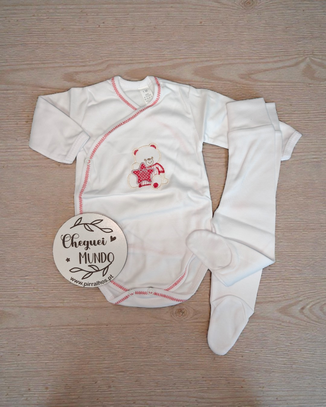 Conjunto branco para bebé com ursinho bordado e placa redonda com texto em português