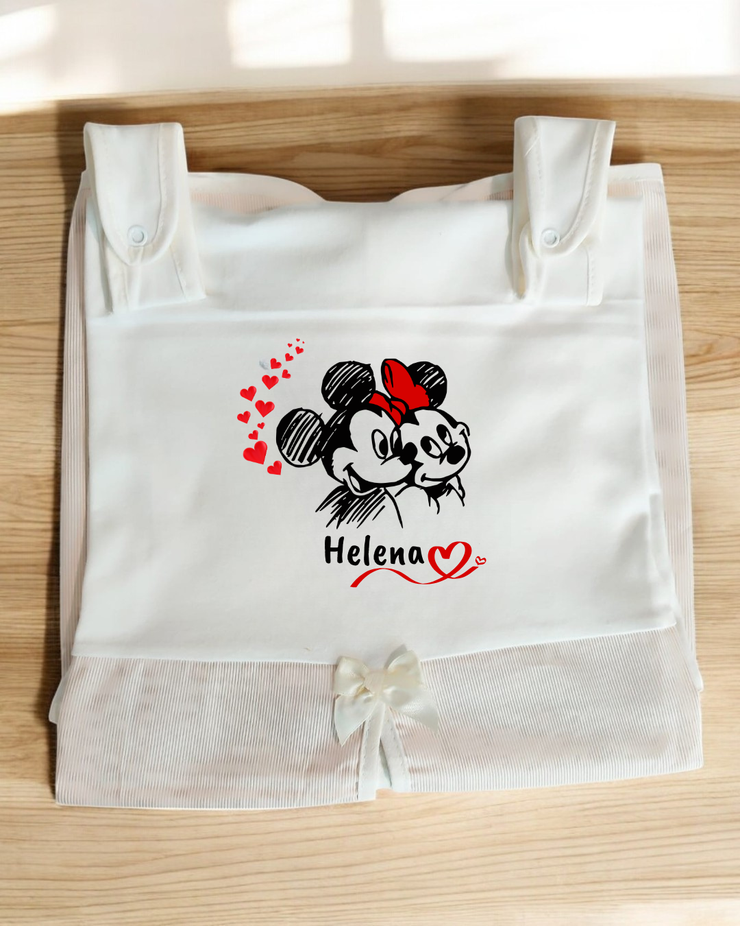 Saco branco para bebé com desenho de duas personagens de desenhos animados e nome Helena.
