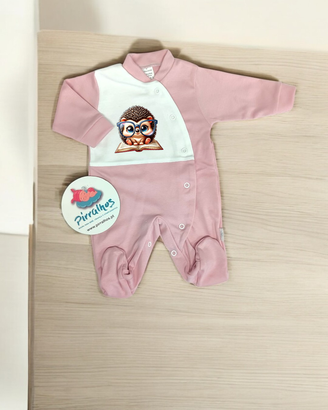 Macacão de bebé rosa com ouriço estampado e botões