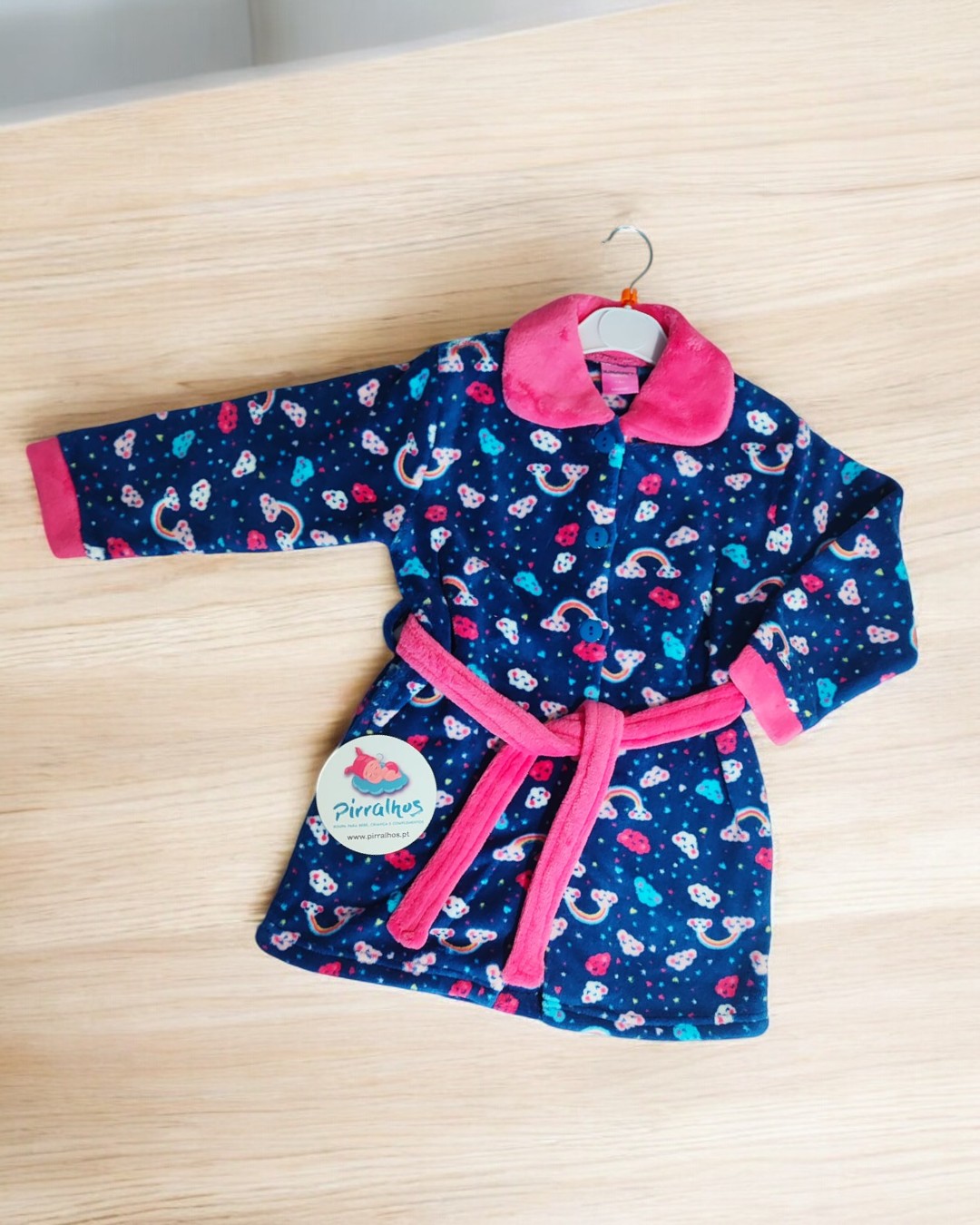 Roupão infantil azul com padrão de cogumelos e detalhes rosa