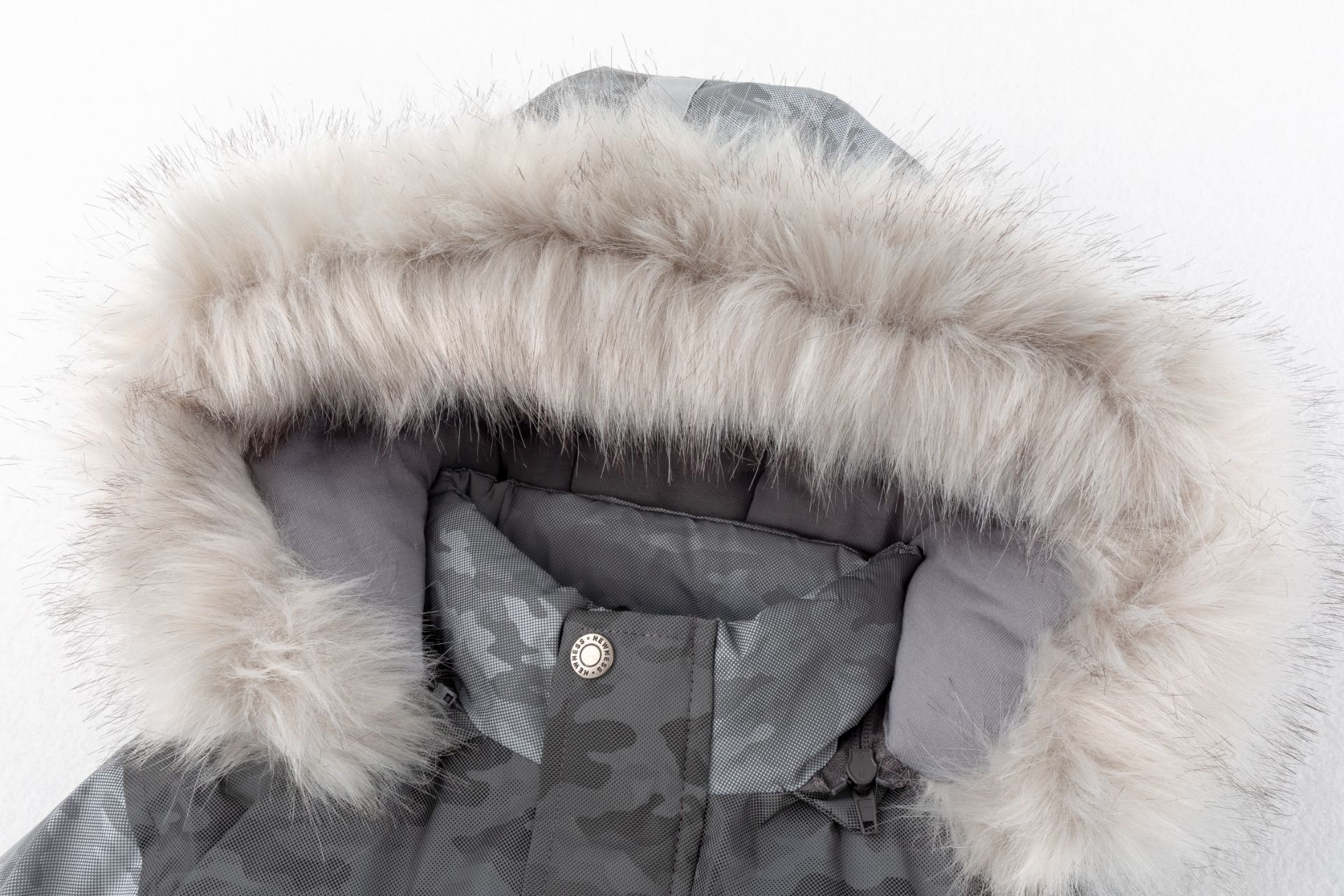 Casaco cinzento camuflado com capuz de pelo sintético