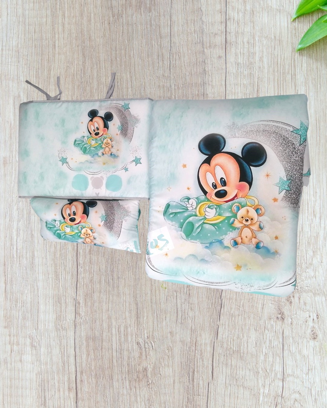 Conjunto de tecido com estampado de Mickey Mouse bebé em tons de verde e azul