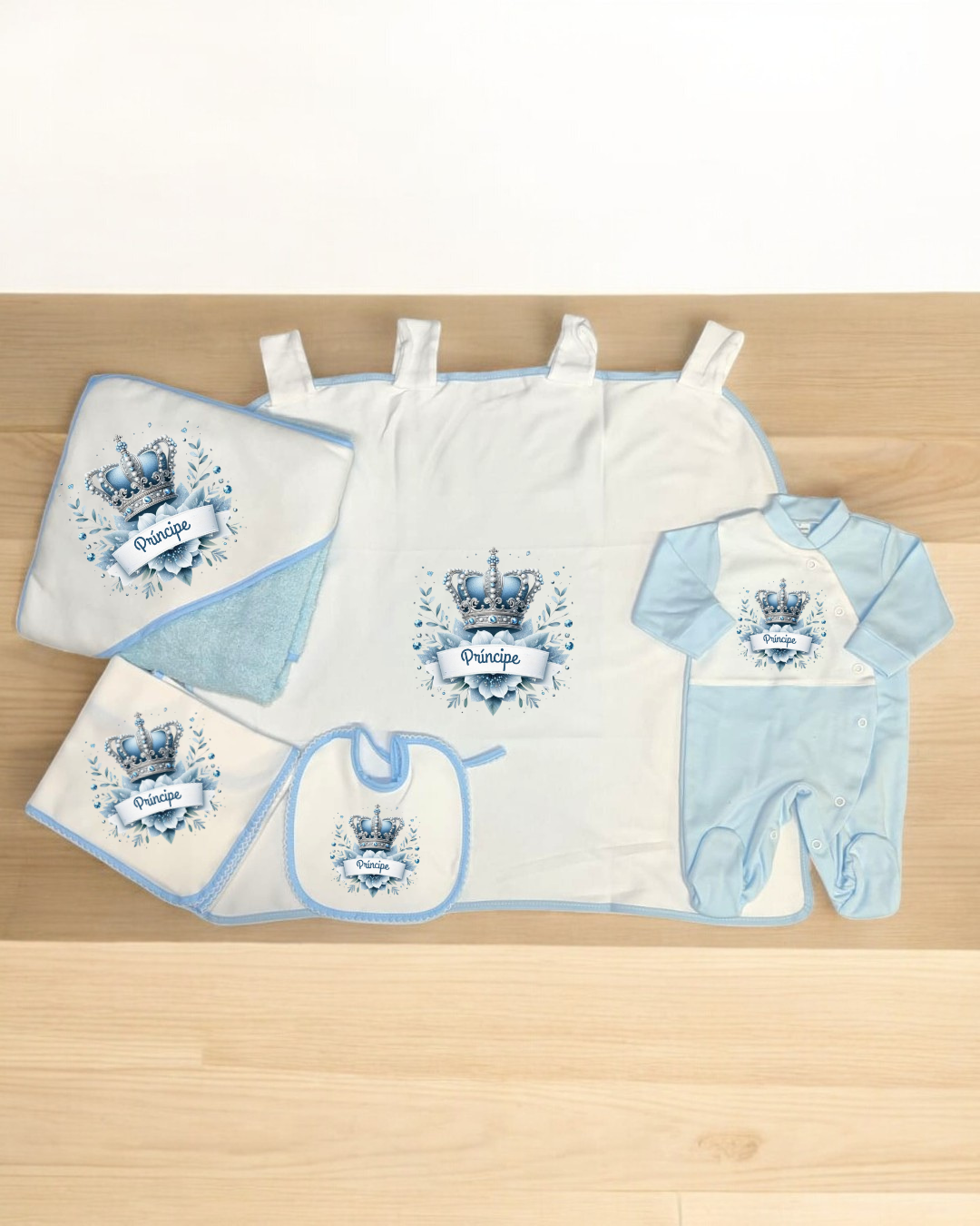 Conjunto de bebé azul e branco com bordado de coroa e texto 'Príncipe'