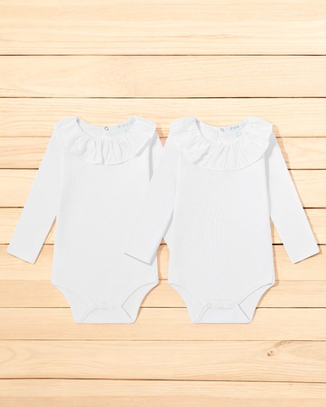 Dois bodies brancos para bebé com folhos na gola