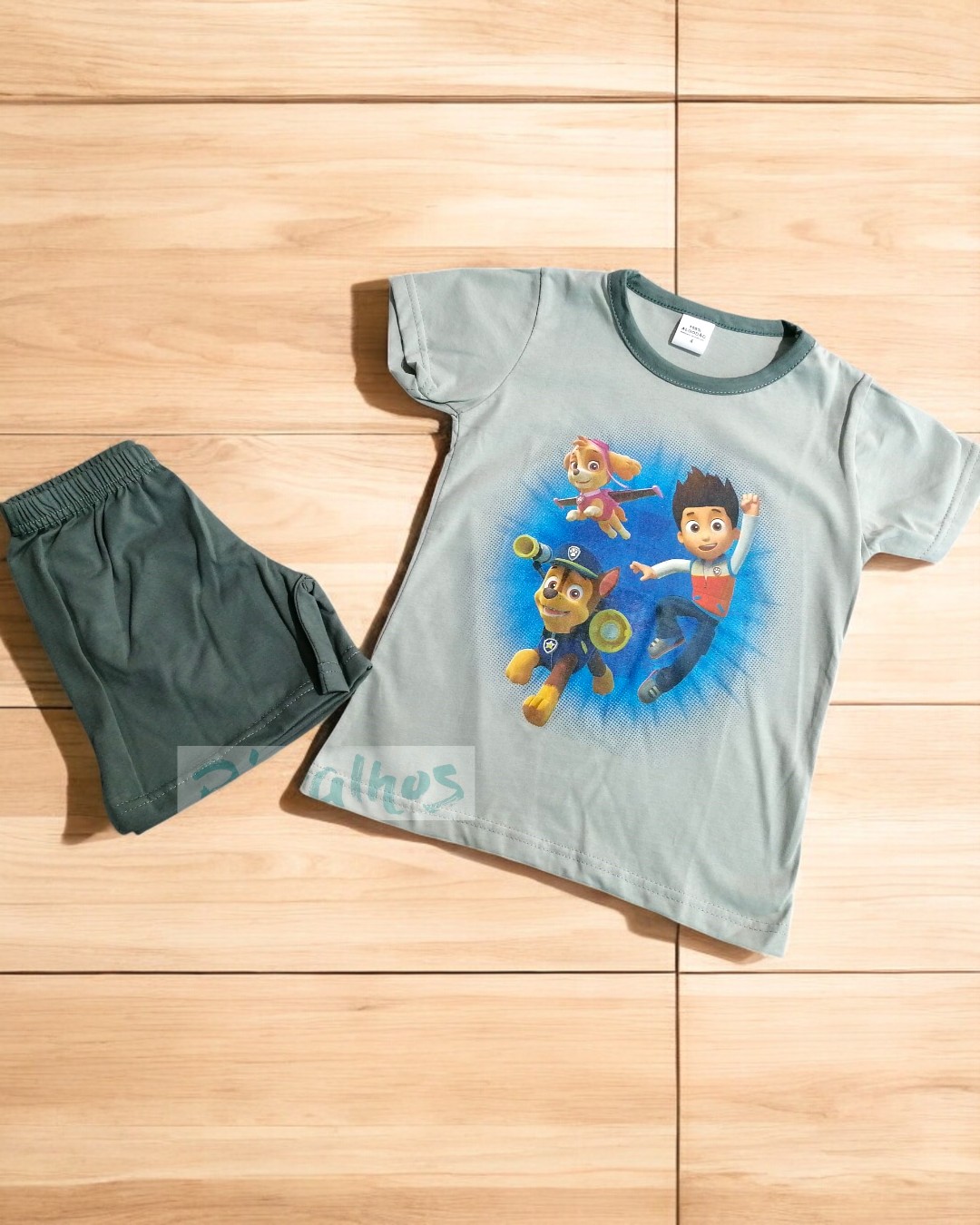 Conjunto infantil com t-shirt cinzento claro e calções verdes