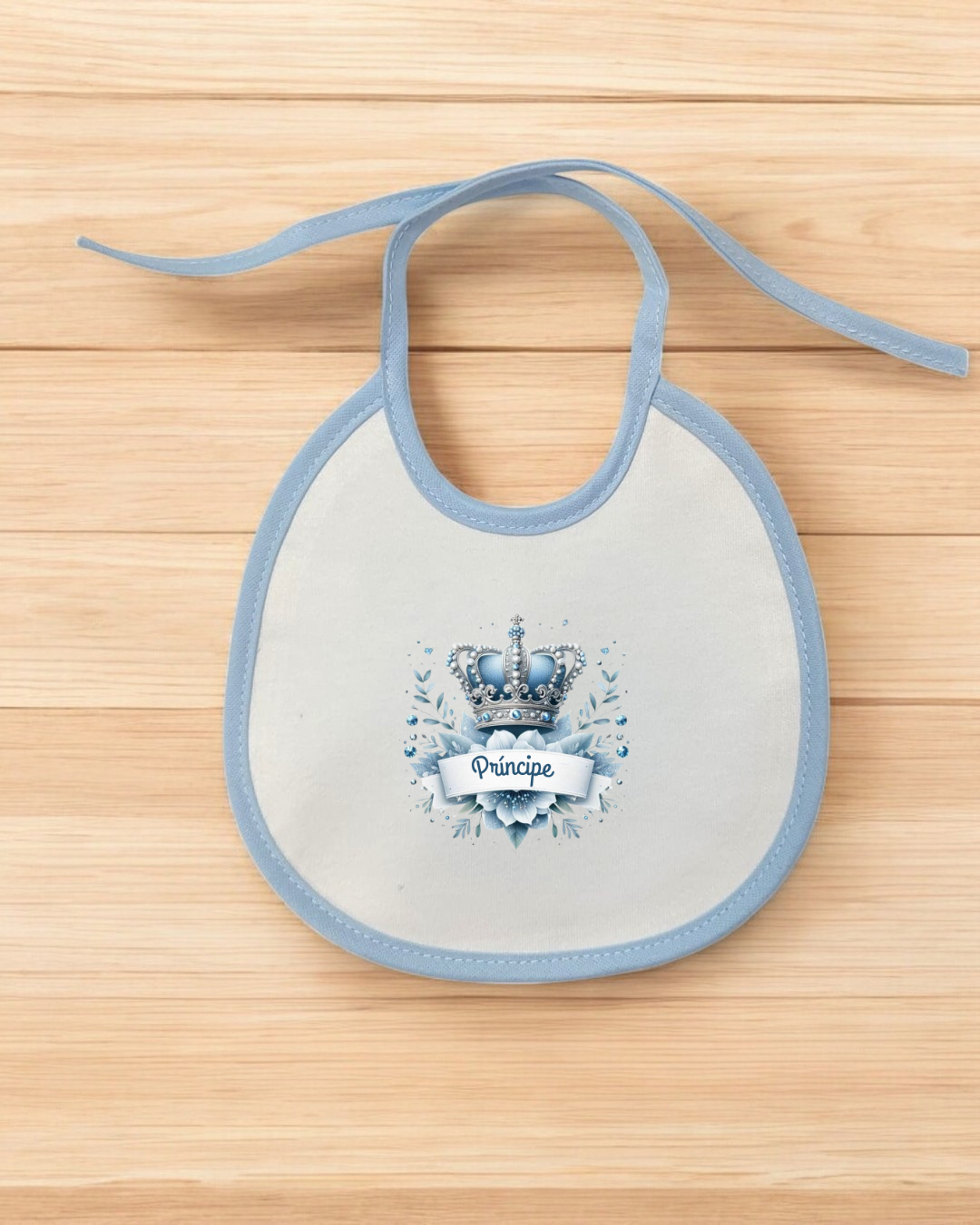 Babete para bebé branco com bordas azuis e coroa decorativa com a palavra 'Príncipe'