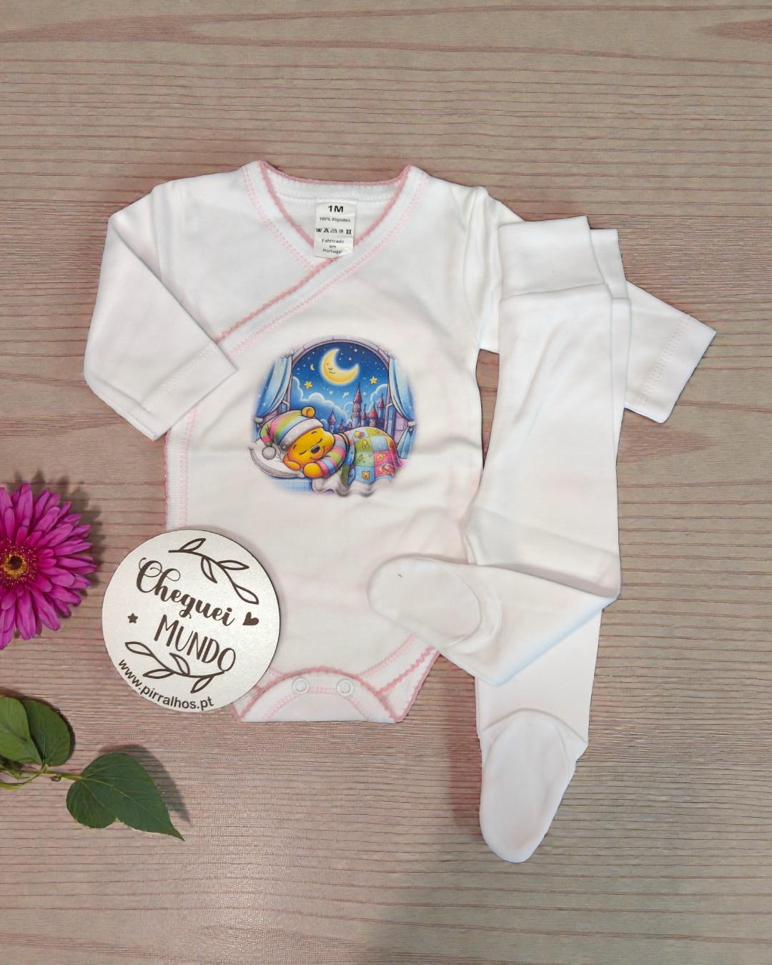Conjunto de roupa branca para bebé com estampado de ursinho a dormir, calças com pé e placa decorativa ao lado