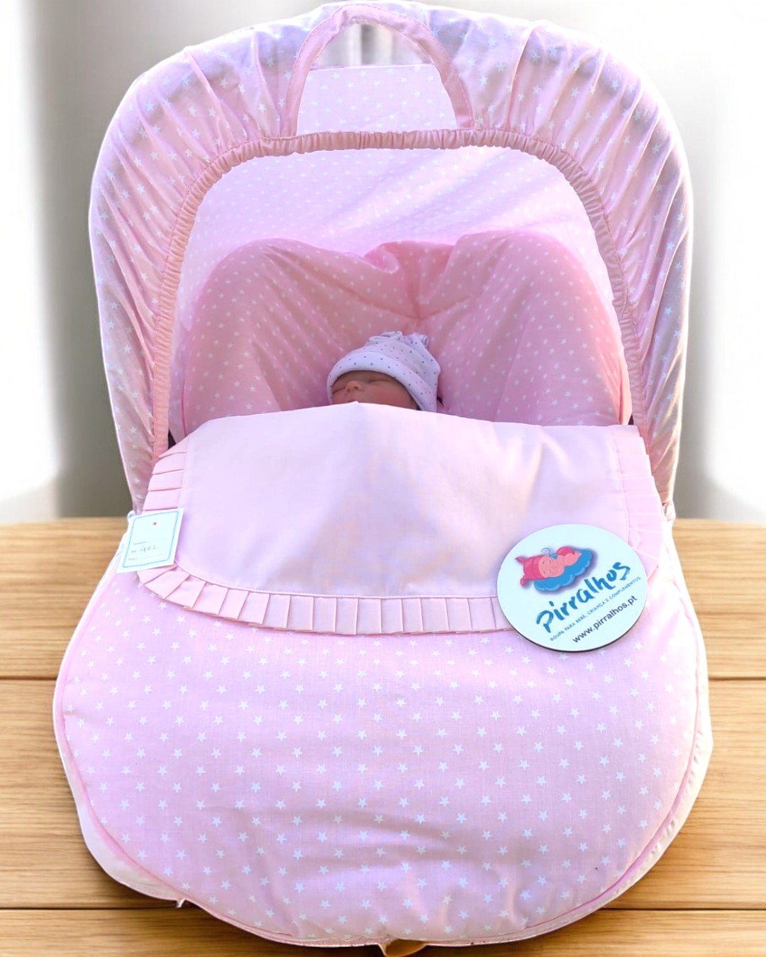 cadeira de bebé cor-de-rosa com estrelas brancas e capota acolchoada