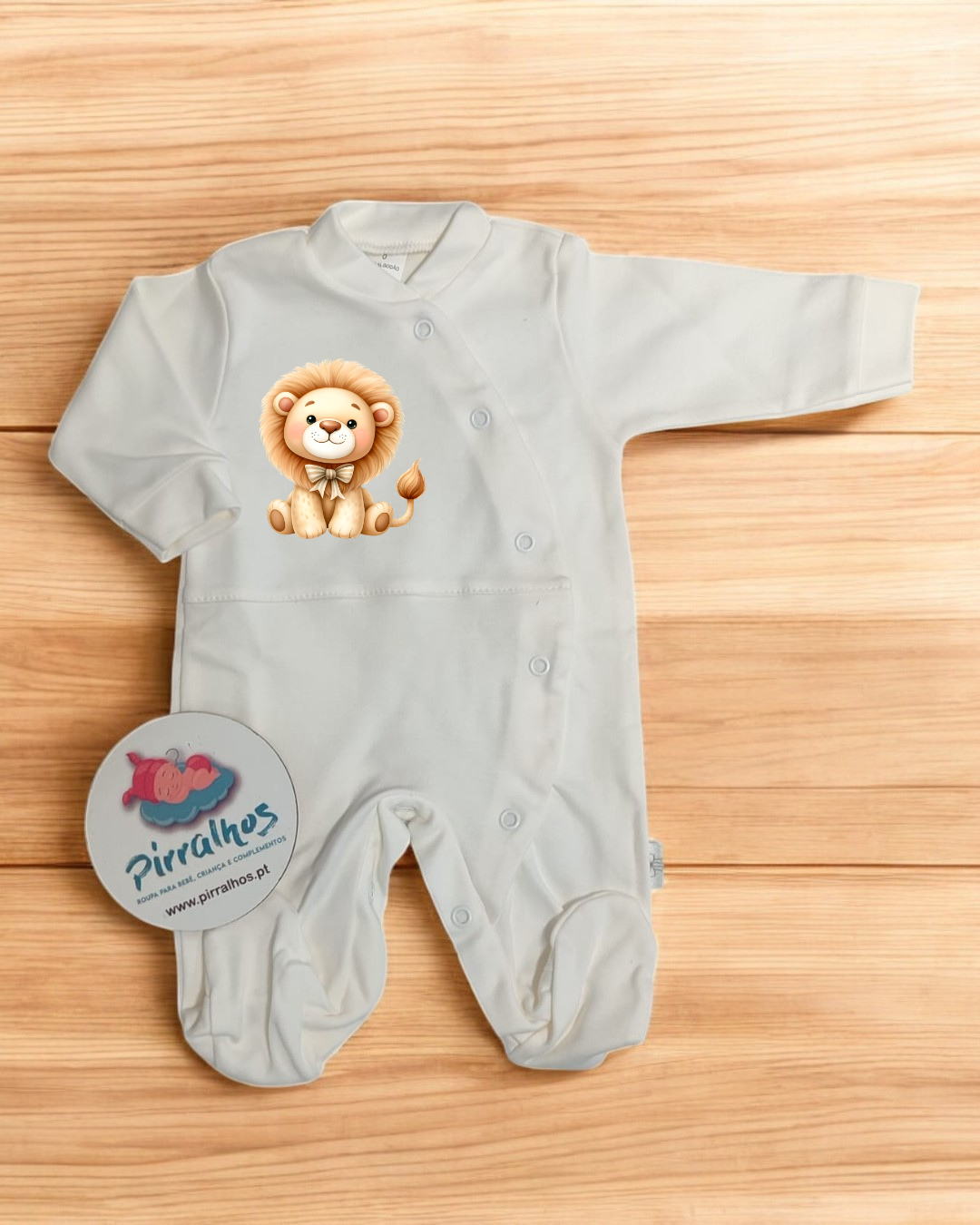 Macacão branco para bebé com estampa de leão e etiqueta Pirralhos