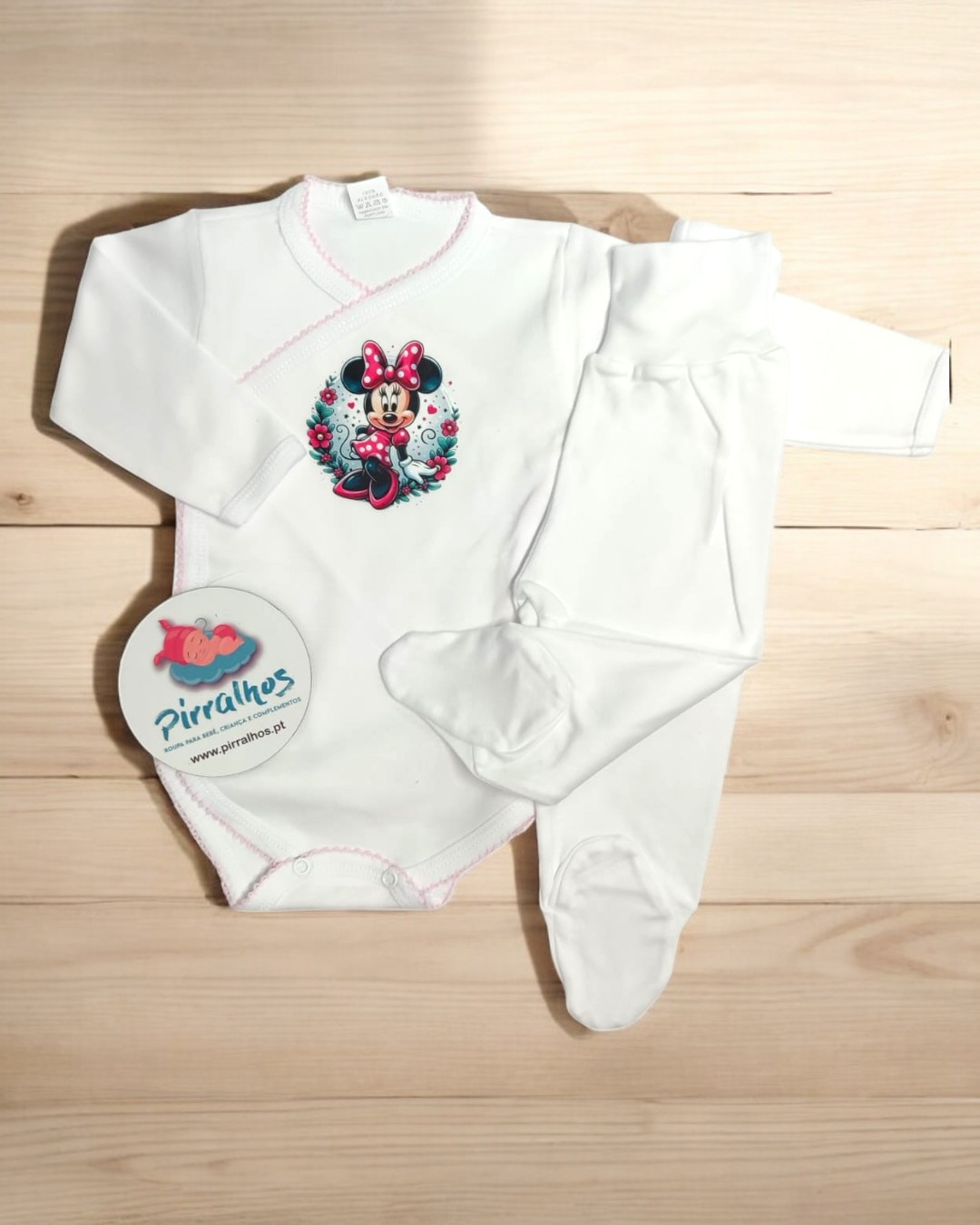 Conjunto de roupa de bebé branco com impressão da Minnie Mouse