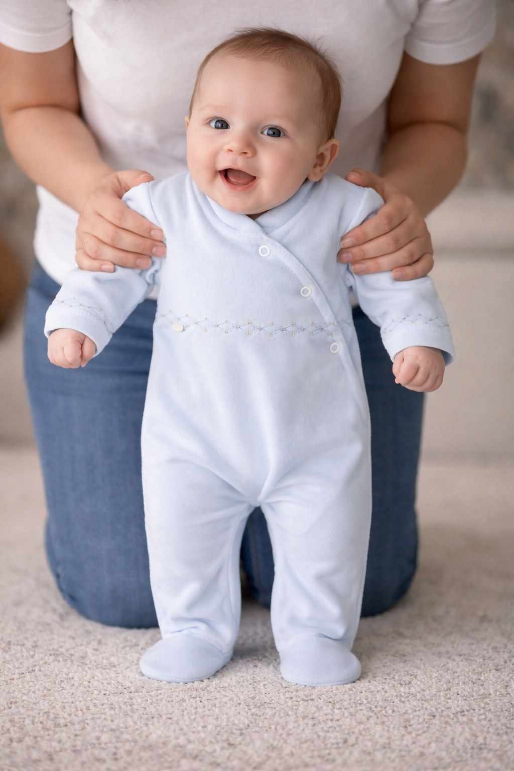 Macacão azul claro para bebé com bordado e botões de pressão
