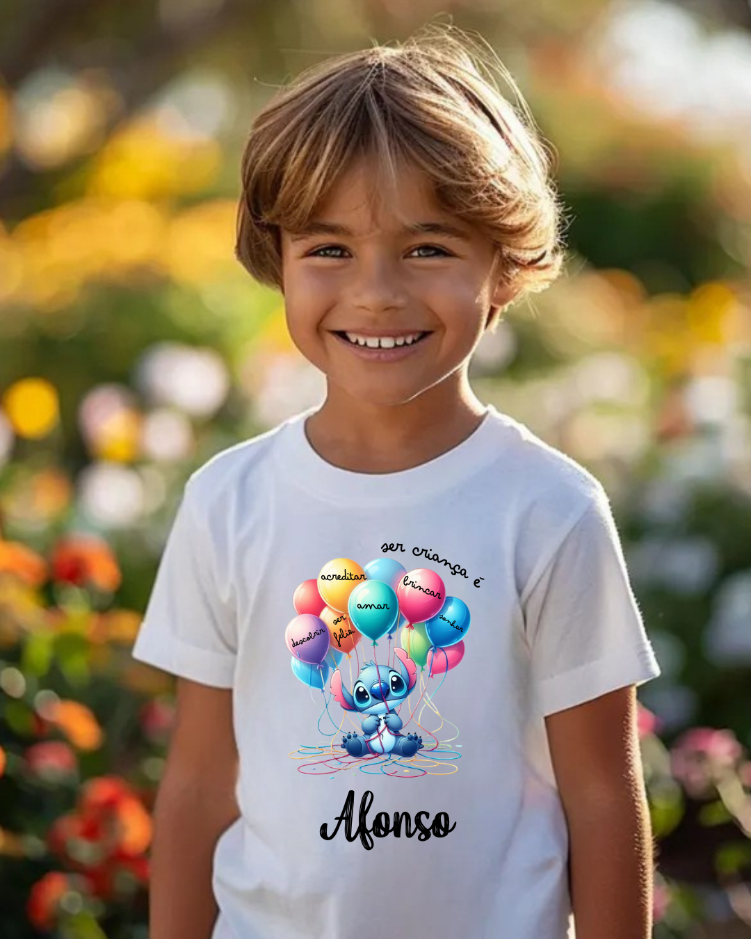Camiseta branca com elefante e balões coloridos com palavras e nome Afonso
