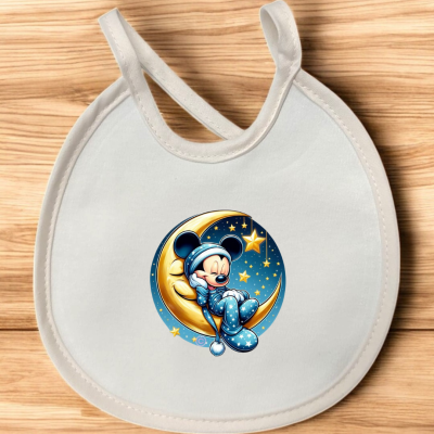 Babete branco com desenho do Mickey Mouse sentado numa lua e estrelas