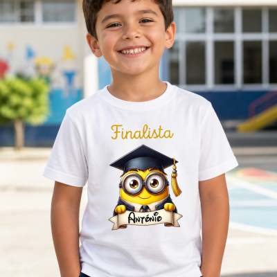 Criança com camisola branca estampada com Minion finalista e texto António e Finalista ao ar livre num recreio escolar