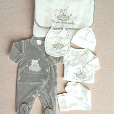 Conjunto de roupa de bebé com ursinho bordado e frase em branco e cinzento.