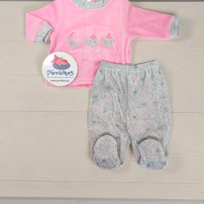 Conjunto de roupa de bebé rosa e cinzenta com estampagem de cogumelos