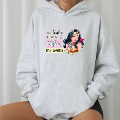 Sweatshirt cinzenta clara com estampagem colorida de super-heroína e texto em português