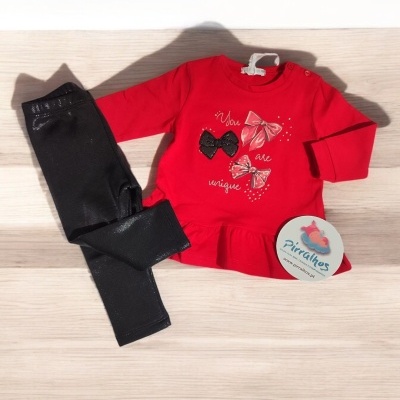 Conjunto de roupa infantil vermelho com calças pretas