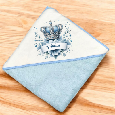 Toalha de banho para bebé azul claro com aba branca bordada e coroa azul e palavra Príncipe