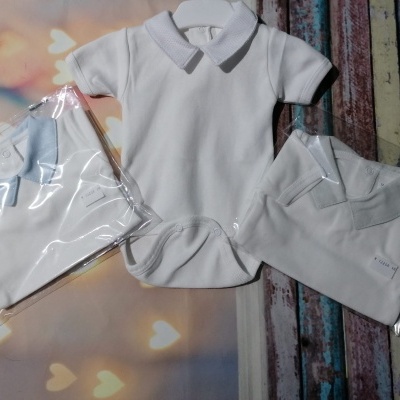 Body de bebé branco com gola e dois bodies semelhantes embalados lado a lado