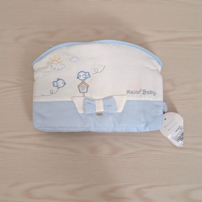 Necessaire acolchoada branca e azul com bordados e laço