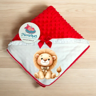 Manta bebé vermelha e branca com textura e laço, etiqueta Pirralhos, sobre madeira