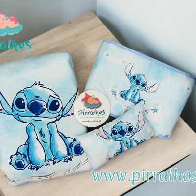 Conjunto têxtil para bebé com personagem Stitch em tons de azul e branco