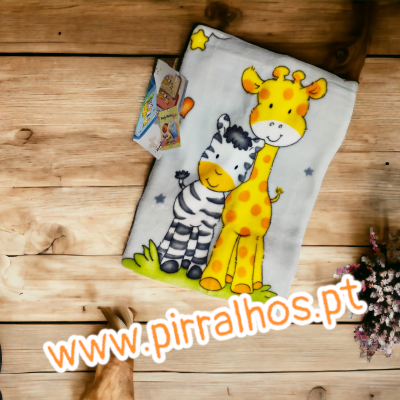 Fralda ou toalha infantil com desenhos de girafa e zebra sobre madeira clara