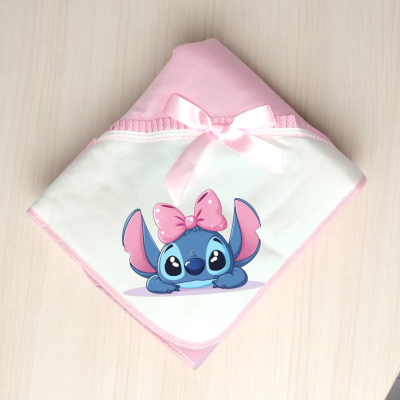 Fralda rosa e branca com estampa de personagem azul com laço cor de rosa.