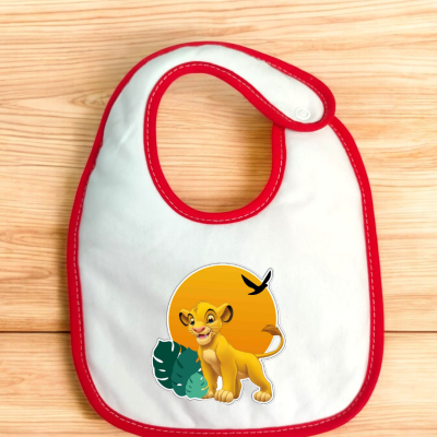 Babete branco com bordas vermelhas e imagem de Simba no centro