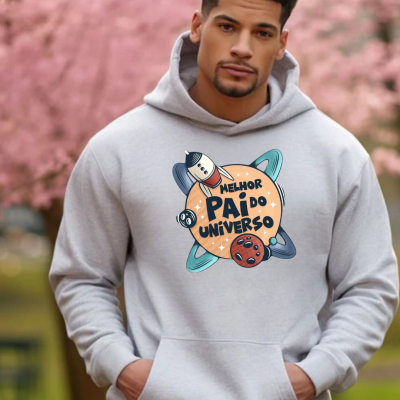 Sweatshirt cinzenta com estampa colorida e texto 'MELHOR PAI DO UNIVERSO'