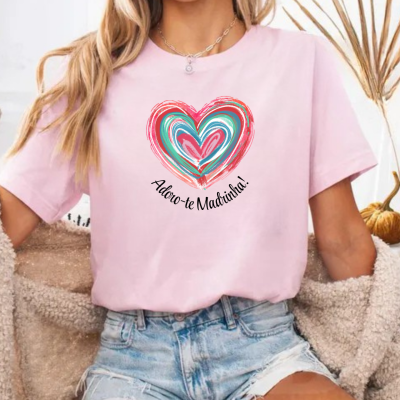 T-shirt rosa clara com coração colorido e texto 'Adoro-te Madrinha!' usada com jeans rasgados