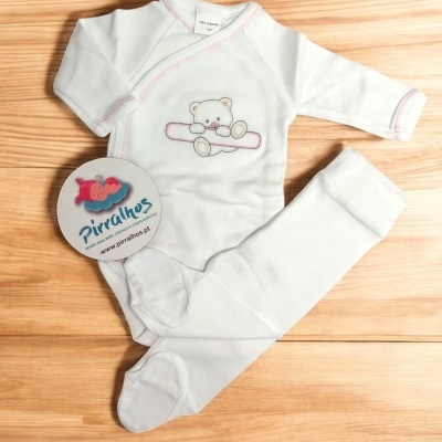 Conjunto de bebé branco com ursinho e calças com pés
