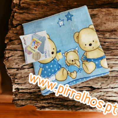 Fralda azul com estampado de ursos sobre madeira