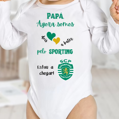 Body de bebé branco com texto e logo do Sporting Clube de Portugal