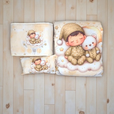 Três almofadas com desenho de menino e ursinho em nuvem, em tons bege e castanho, sobre chão madeira clara.