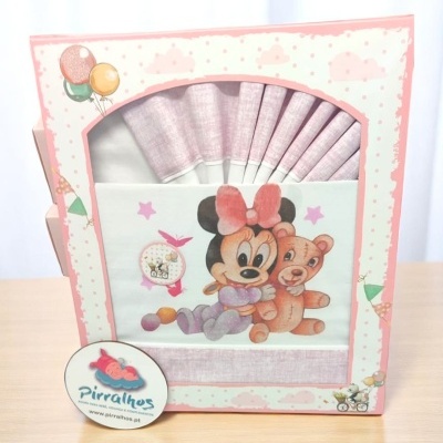 Jogo de cama infantil rosa com Minnie Mouse e ursinho em caixa decorada