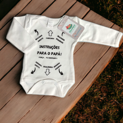 Body branco de bebé com instruções impressas para o pai