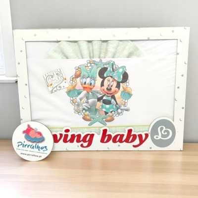 Fralda de bebé com desenho da Minnie e Margarida em embalagem branca com estrelas.